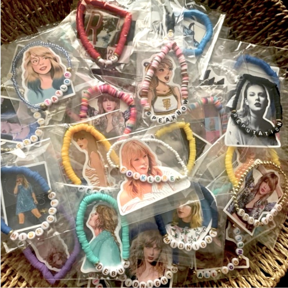 NEW HANDMADE 20 Taylor swift Friendship bracelets NEW EACH
BRACELETs and Sticker